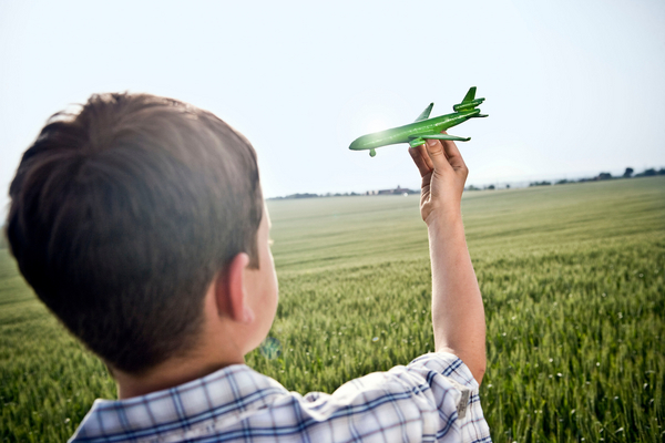När vi människor flyger mycket påverkar utsläppet av bränsle från flygplanen klimatet. cul06cw0278